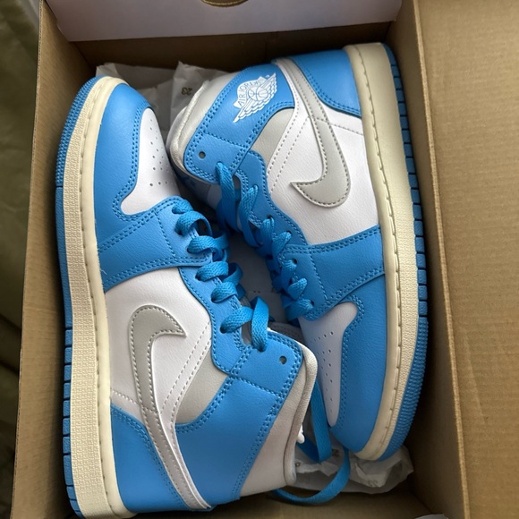 Jordan Air 1 Mid in Powder Blue and White - Picture 2 of 6